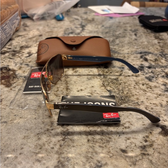 Ray-Ban Tortoise Sunglasses with Brown Case - Picture 4 of 9